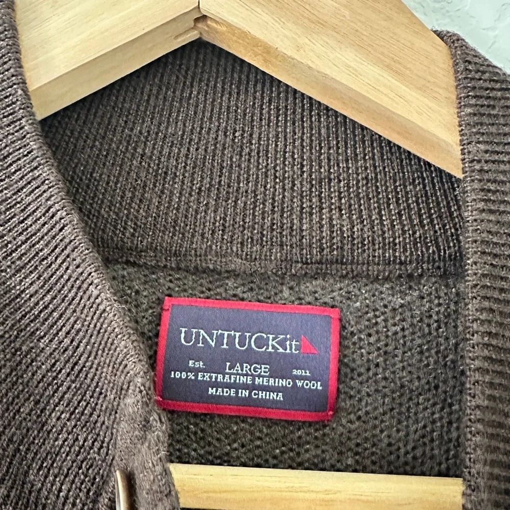 UNTUCKit 100% Extrafine Merino Wool Henley Sweater Size L — Dark Brown/Charcoal